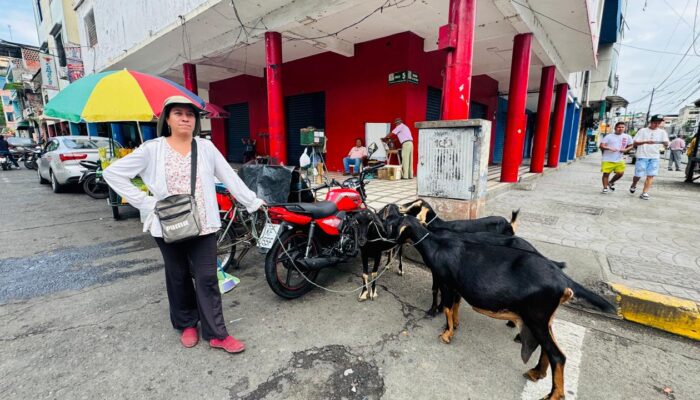 Diana recorre varias calles para ofrecer leche d cabra